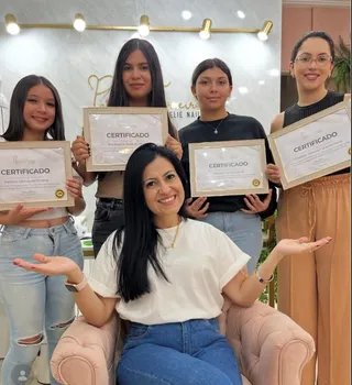 Patrícia Ferreira com alunas segurando certificados